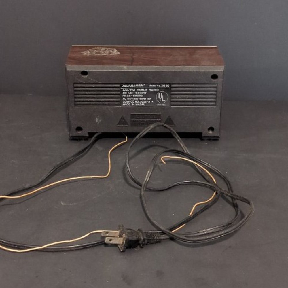 VINTAGE AM/FM ELECTRIC RADIO - Picture 7 of 7